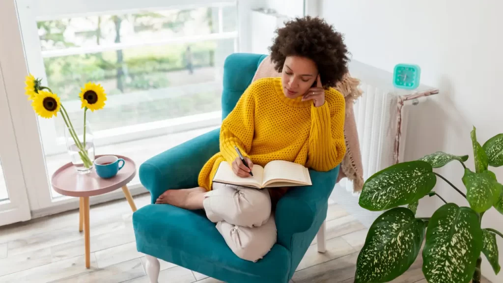 Mulher fazendo auditoria de linguagens do amor através de autoconhecimento e reflexão