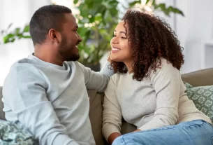 Casal maduro praticando comunicação efetiva sobre linguagens do amor