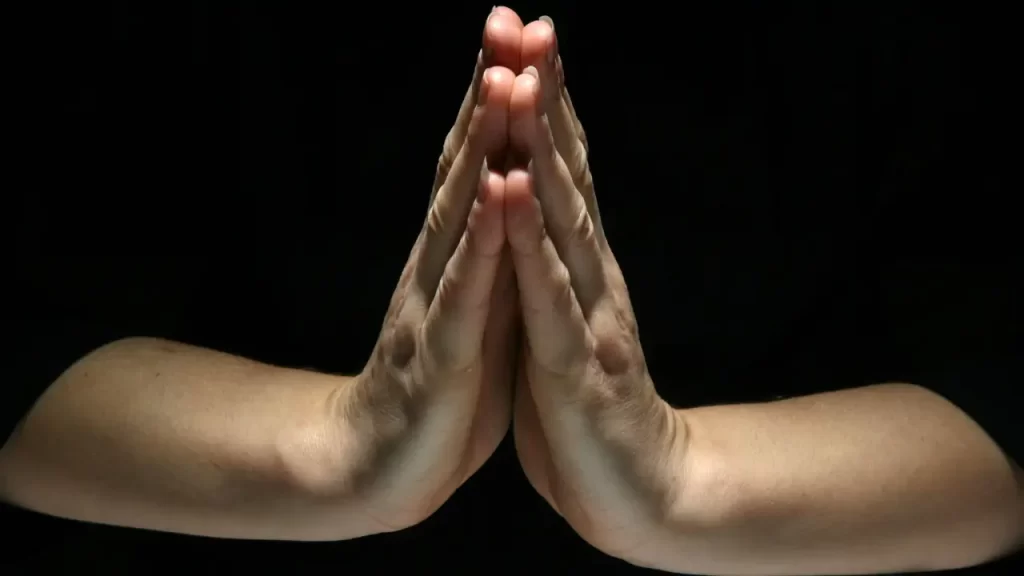 Mãos em gratidão representando honra à mãe na visão sistêmica