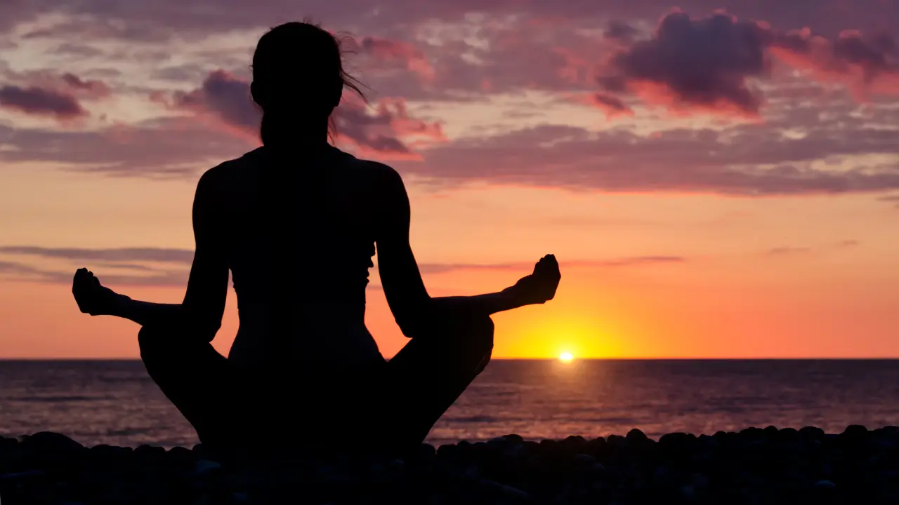 Mulher madura praticando mindfulness ao amanhecer para regular relógio biológico e prevenir envelhecimento precoce