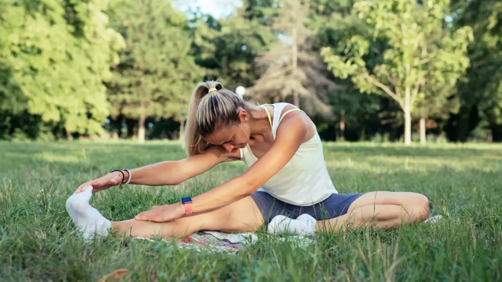 Mulher de meia idade exercitando-se pela manhã para otimizar relógio biológico e retardar envelhecimento