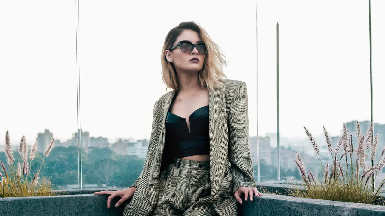 O que é power dressing e como adotar sem perder sua feminilidade 