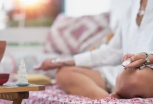 Mulher meditando com cristais na mão