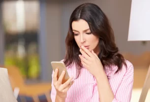 Mulher de 45 anos fazendo autodiagnóstico pela internet demonstrando preocupação