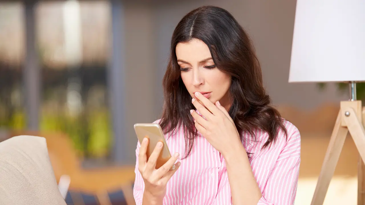 Mulher de 45 anos fazendo autodiagnóstico pela internet demonstrando preocupação