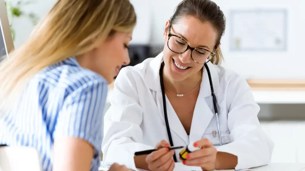 Consulta médica preventiva com mulher acima de 40 anos para evitar os riscos do autodiagnóstico e da automedicação