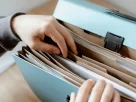 Mulher aplicando princípios bíblicos para organizar sua vida financeira