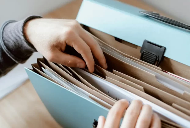 Mulher aplicando princípios bíblicos para organizar sua vida financeira