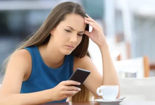 Mulher refletindo sobre o uso consciente do celular e dependência digital