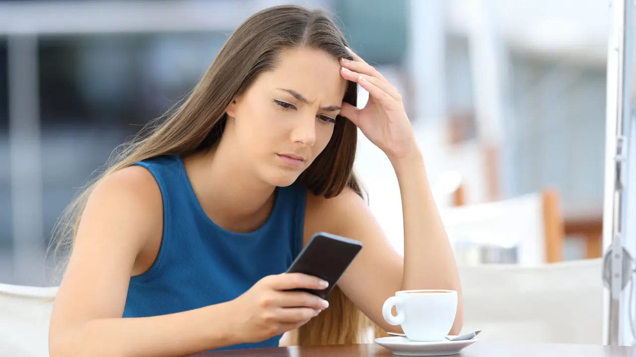 Mulher refletindo sobre o uso consciente do celular e dependência digital