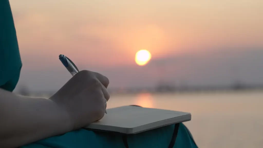 mulher escrevendo sobre seus sentimentos