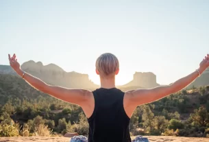 Mulher meditando na natureza representando energia sexual e prosperidade