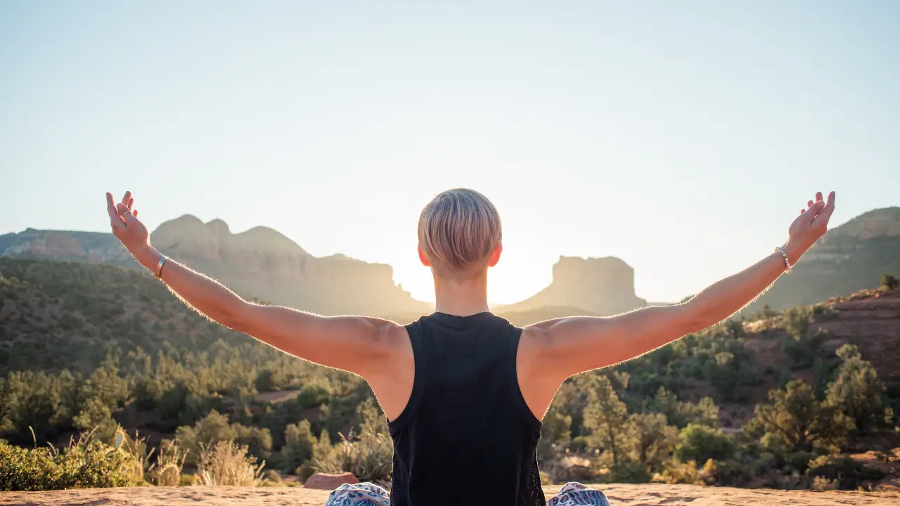 Mulher meditando na natureza representando energia sexual e prosperidade