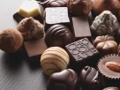 A relação entre chocolate e o feminino, com diversos chocolates