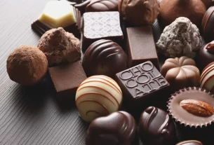 A relação entre chocolate e o feminino, com diversos chocolates