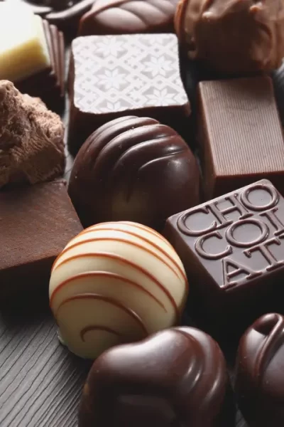 A relação entre chocolate e o feminino, com diversos chocolates
