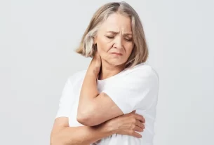 mulher aparentando sentir dor, mostrando a relação entre fibromialgia e menopausa
