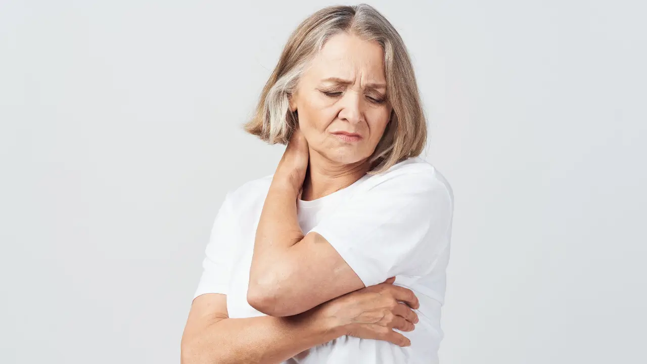 mulher aparentando sentir dor, mostrando a relação entre fibromialgia e menopausa