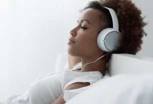 Mulher praticando escuta consciente de músicas de alta vibração para bem-estar emocional