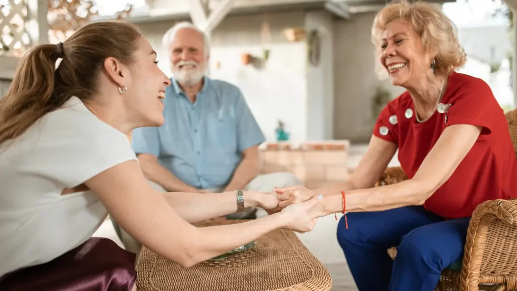 Mulher madura mediando conversa familiar com serenidade e maturidade emocional