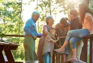 diferentes gerações conversando harmoniosamente em ambiente familiar