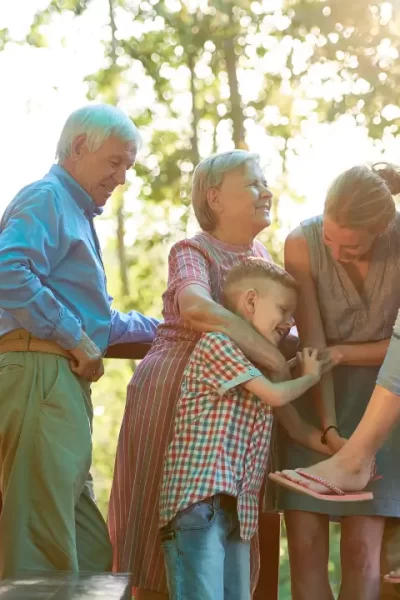 diferentes gerações conversando harmoniosamente em ambiente familiar