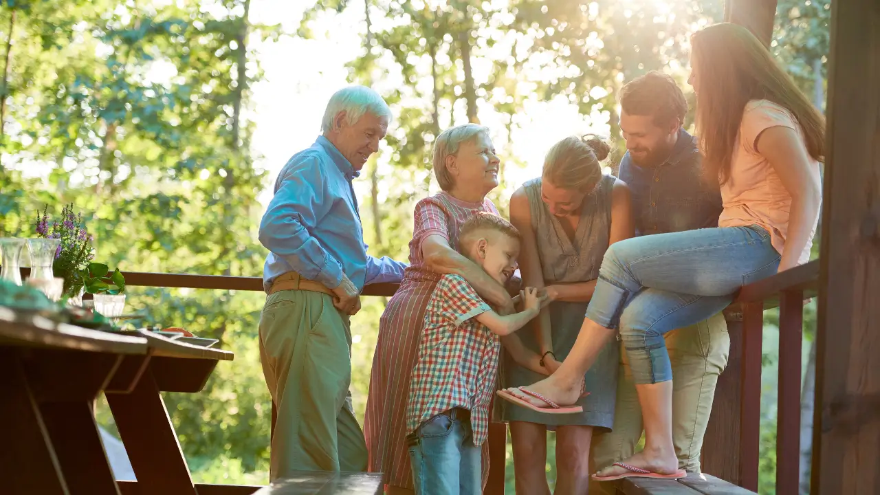 diferentes gerações conversando harmoniosamente em ambiente familiar