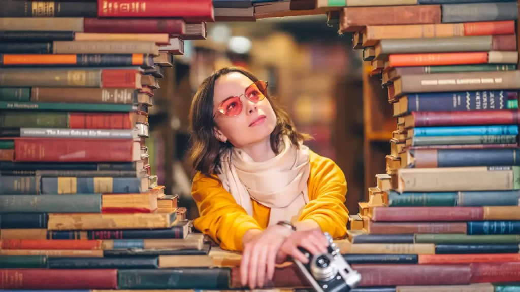 Entusiasmo influencia produtividade - mulher absorvendo sabedoria ancestral através de livros