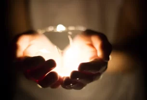 Como o entusiasmo influencia através da luz interior - mãos femininas canalizando energia divina dourada