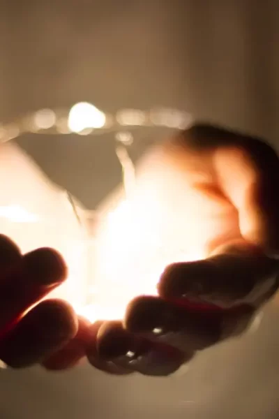 Como o entusiasmo influencia através da luz interior - mãos femininas canalizando energia divina dourada