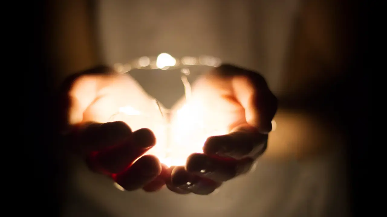 Como o entusiasmo influencia através da luz interior - mãos femininas canalizando energia divina dourada