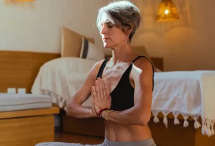 Mulher encontrando paz interior após superar vício em apostas online