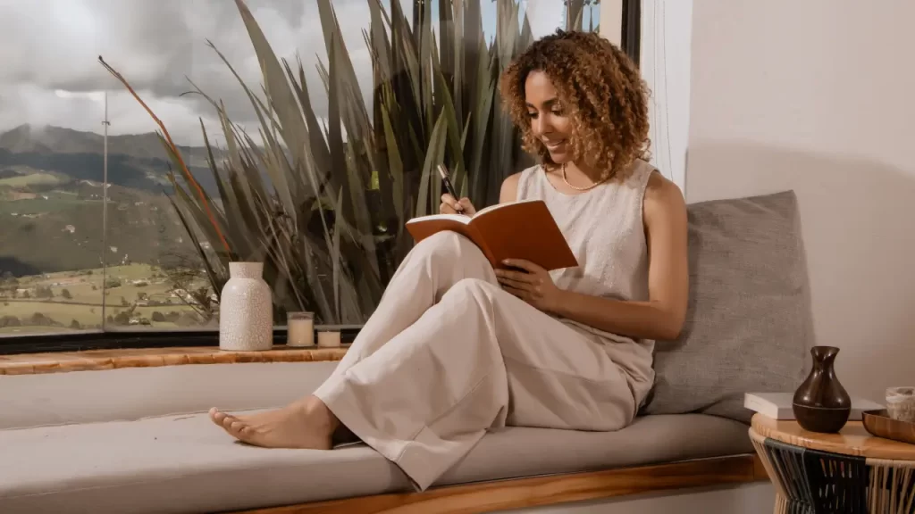 mulher escrevendo no diário, evitando os efeitos do o que acontece no cérebro quando você reclama