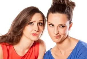 Mulheres com cara de estão reclamando de algo