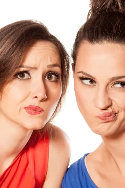 Mulheres com cara de estão reclamando de algo