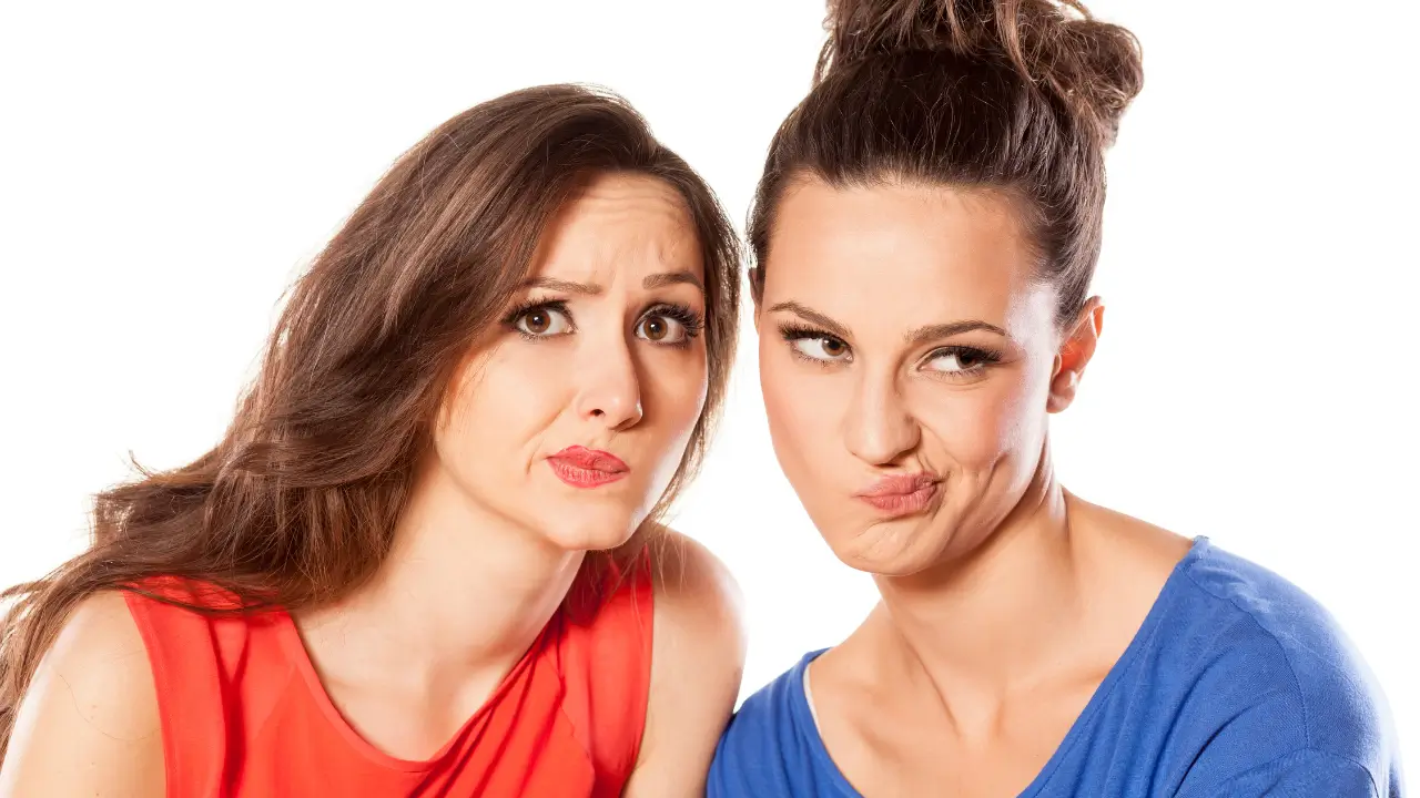 Mulheres com cara de estão reclamando de algo