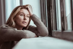 Mulher aos 40 anos refletindo sobre mudanças necessárias na vida