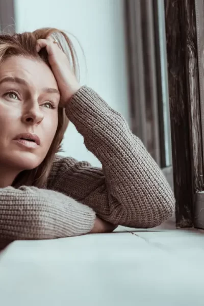 Mulher aos 40 anos refletindo sobre mudanças necessárias na vida