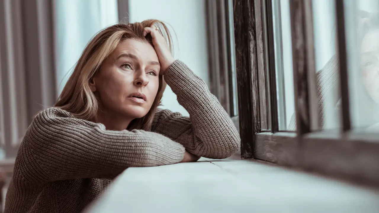 Mulher aos 40 anos refletindo sobre mudanças necessárias na vida