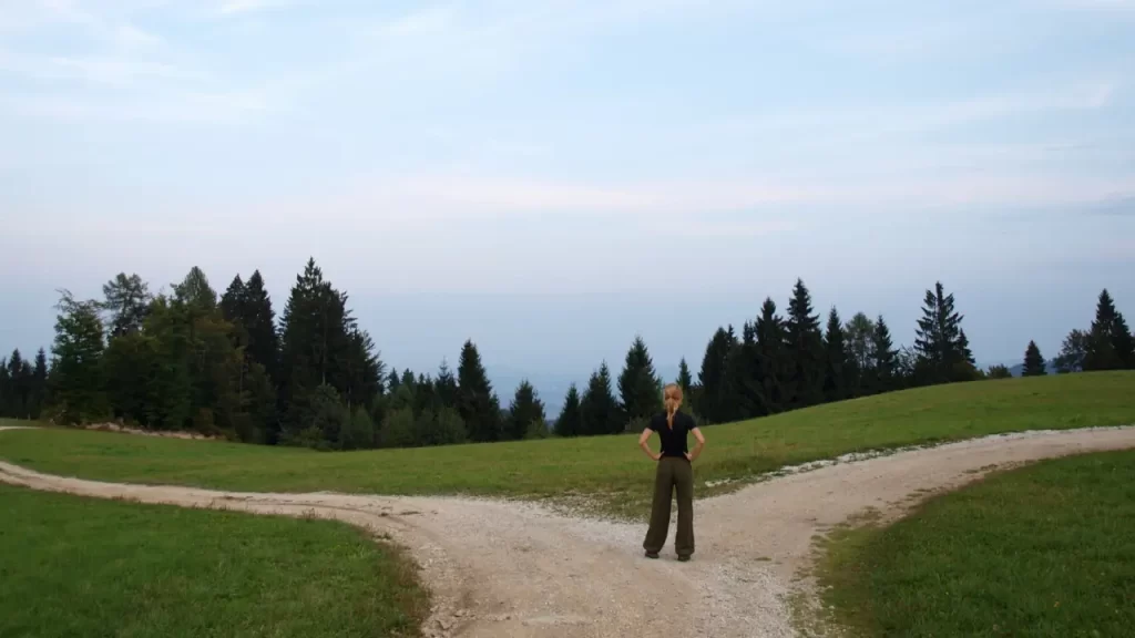 Escolha entre diferentes caminhos de vida representando decisões de mudança