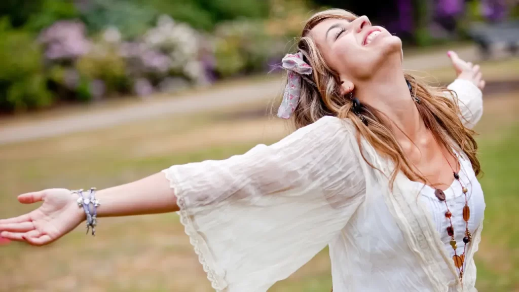 Mulher madura celebrando liberdade emocional e autoperdão conquistado