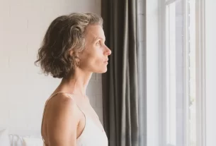 Mulher de 45 anos refletindo sobre por que o autoperdão é mais difícil