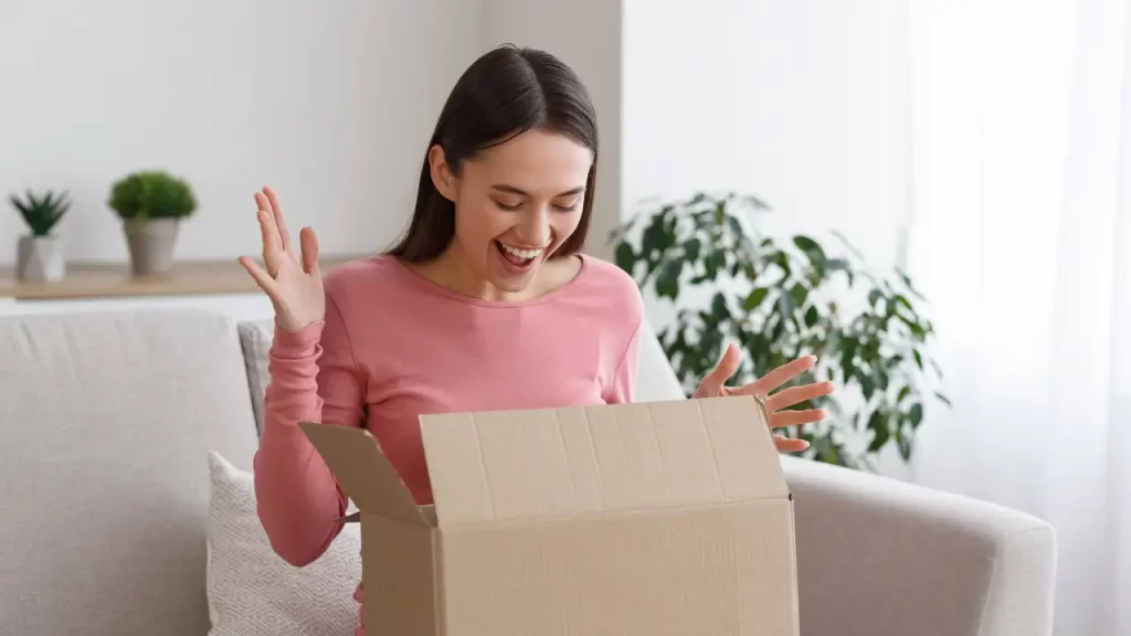 Mulher satisfeita com compra inteligente - equilibrio entre economia e qualidade