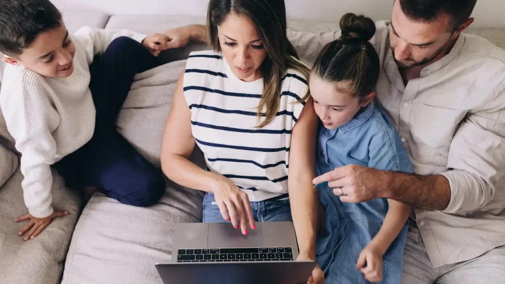 Família planejando orçamento doméstico - ensinando diferença entre preço e valor