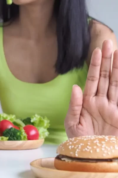 Mulher achando que Carboidrato é mesmo o vilão, e comendo salada
