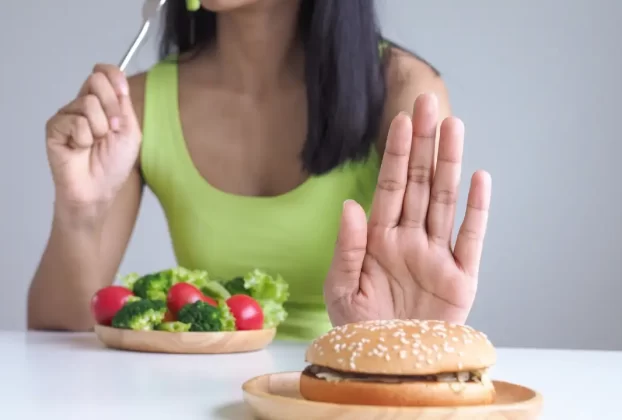 Mulher achando que Carboidrato é mesmo o vilão, e comendo salada