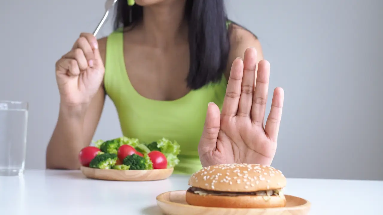 Mulher achando que Carboidrato é mesmo o vilão, e comendo salada
