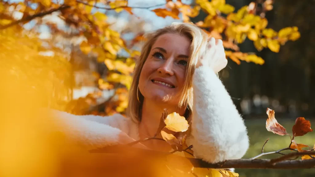 Mulher sorridente aparentando equilíbrio emocional