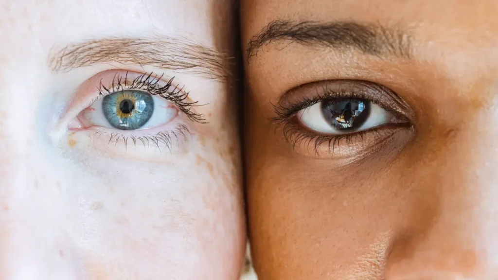  close de olhos de mulher olhando diretamente para a câmera (confronto/honestidade)
